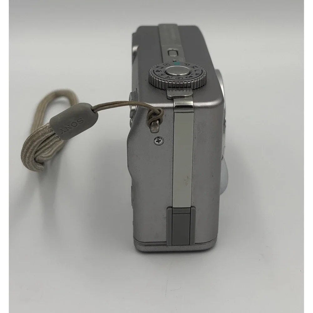 Sony DSC-W5 Cyber-shot 5.1MP 3x Optical Zoom Digital Camera W/ Case Works NO SD